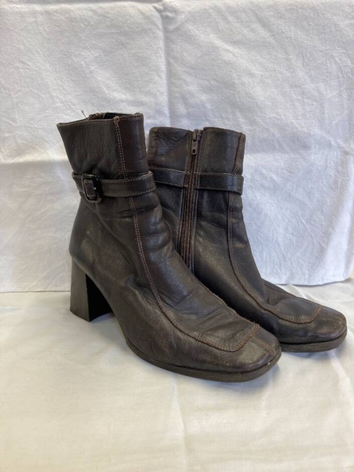 Vintage Dark Brown Leather Heeled Boots - Size 39 Eu