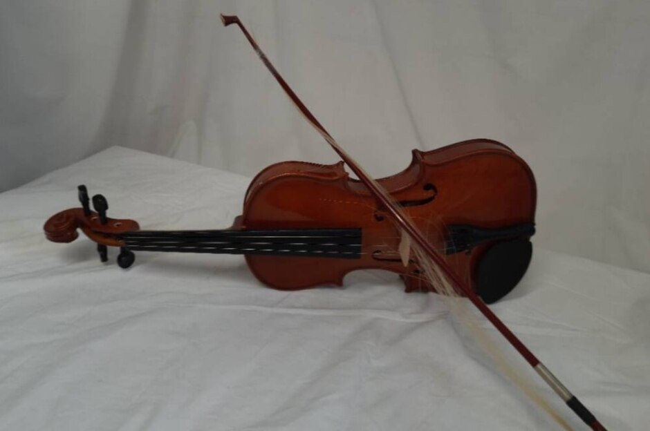 1/2 Size Violin In Sturdy Case With Bow ( That Needs Re Hairing)
