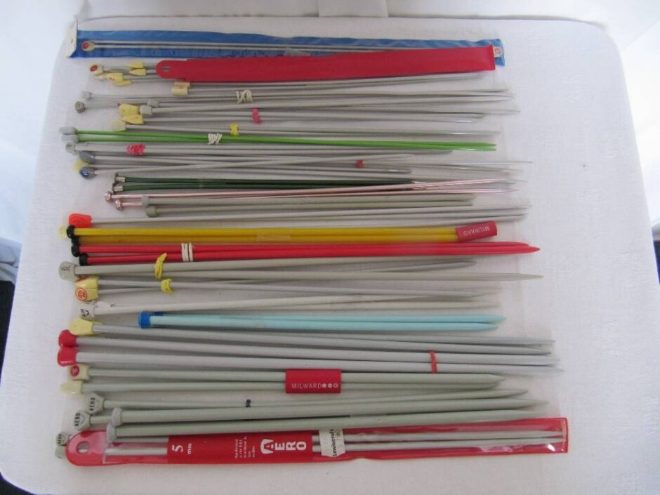 Mixed Bundle 30 Pairs Of Knitting Needles,various Sizes,plastic & Metal Ideal For A Knitting Group