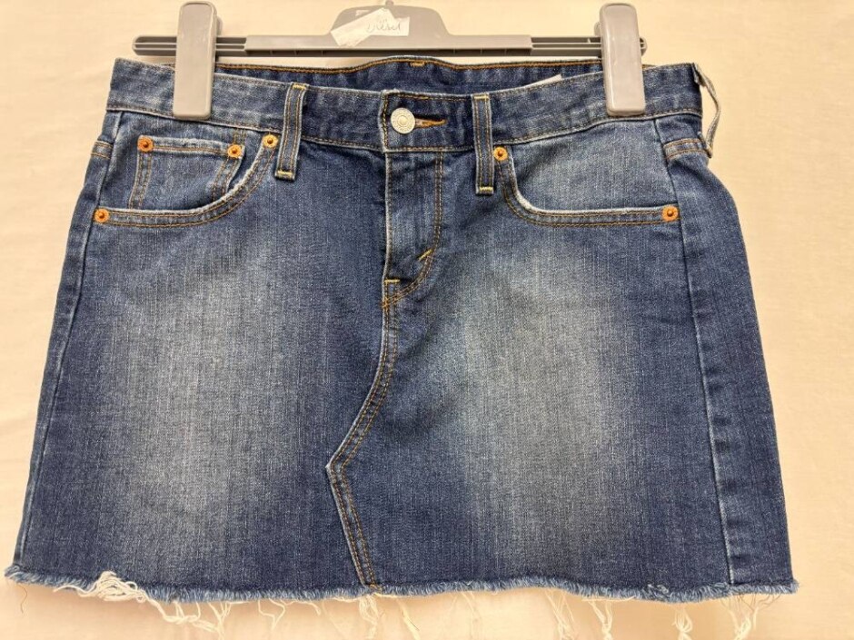 Levi's Mini Skirt Denim Size: 10