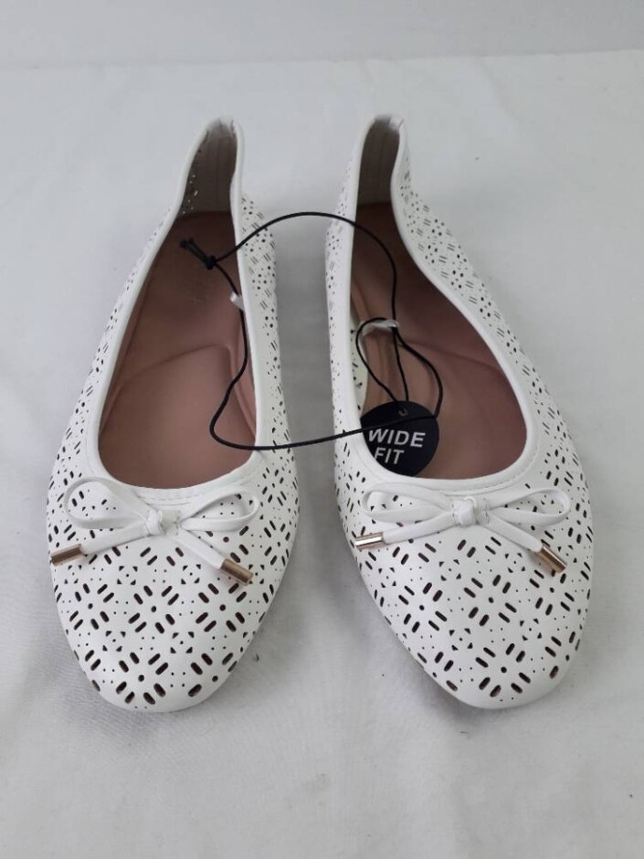 New Look Vegan Laser Cut Ballet Pumps Bow Detail White Size 7 Wide Fit