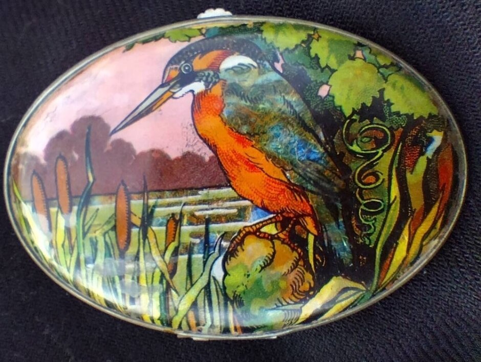 Vintage "gwenda" Tap Flap Powder Compact