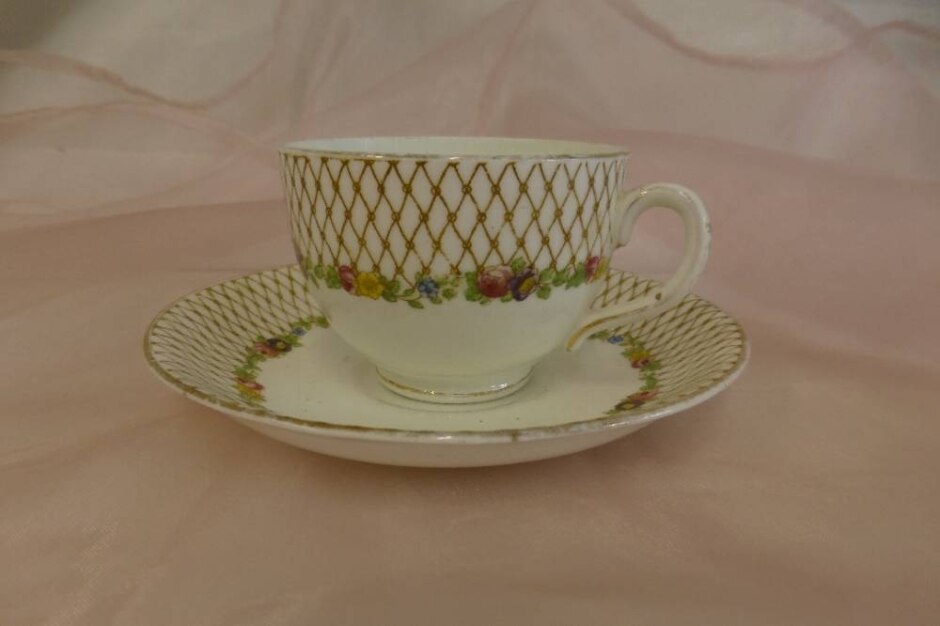 Royal Vale Fine Bone China Teacup & Saucer Set