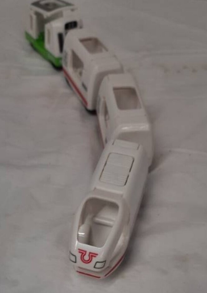 Brio  Battery Operated Train Set  With 3 Cars And Engine