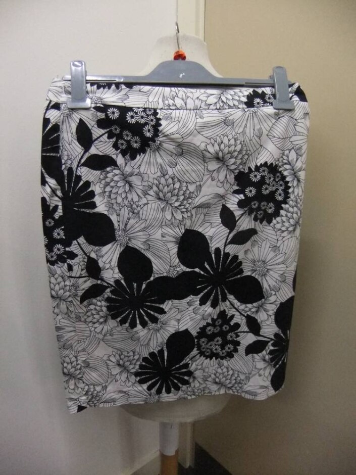 M&s Woman Black And White Floral Knee Length Skirt Size 10
