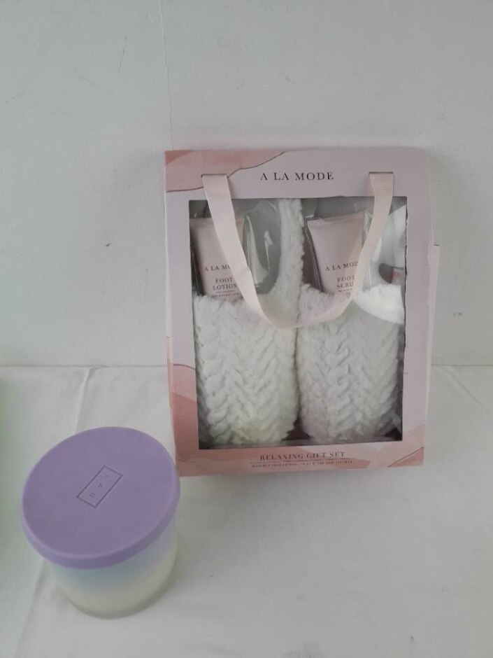 A La Mode Lab Bundle 2 Pcs Relaxing Gift Set Ultraviolet Candle