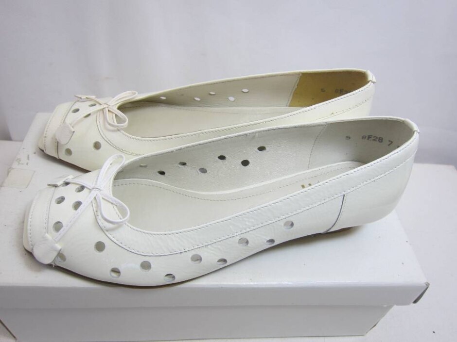 Riva White Leather Shoes Size 3