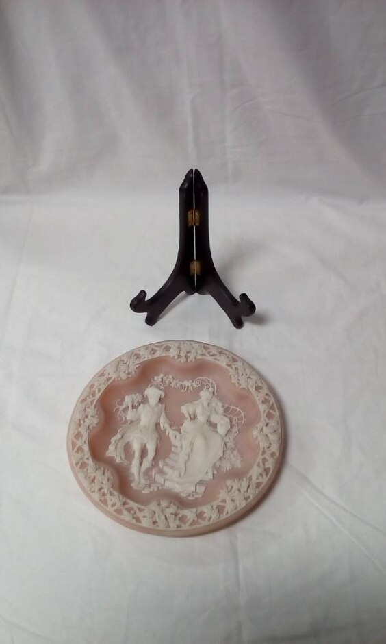 Vintage Limited Edition Shakespearean Lovers Decorative Plate With Stand. Petruchio & Katharina 22cm