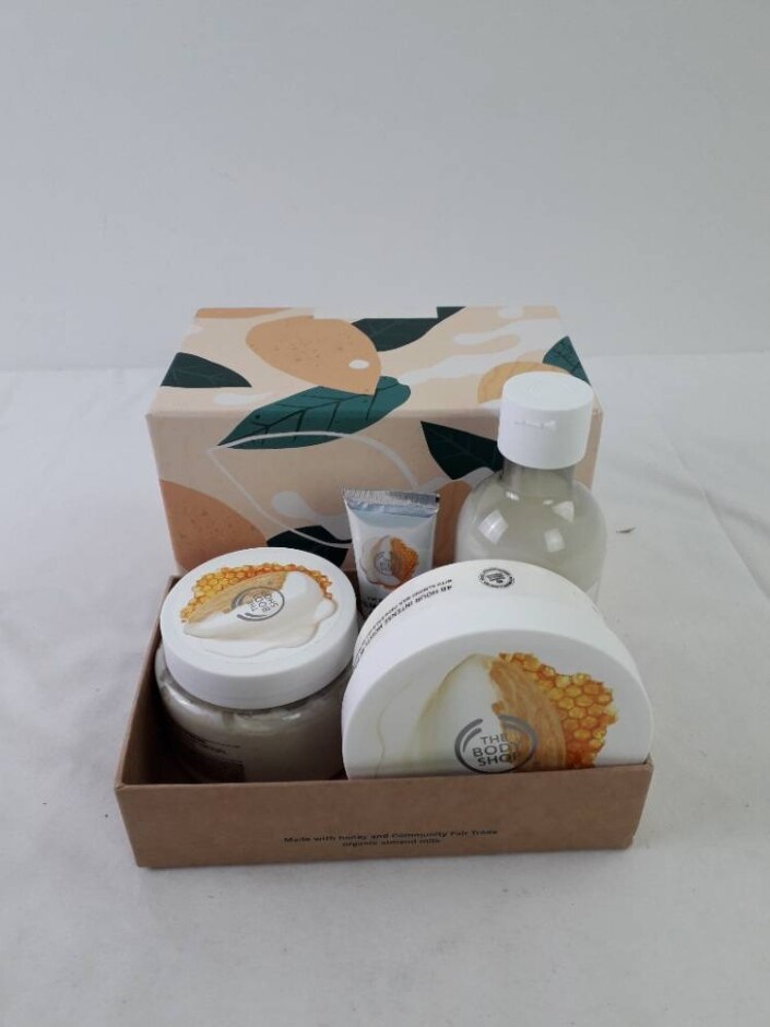 The Body Shop Soothing Almond Milk Honey Big Gift Box Hand Cream Shower Cream Scrub Body Butter