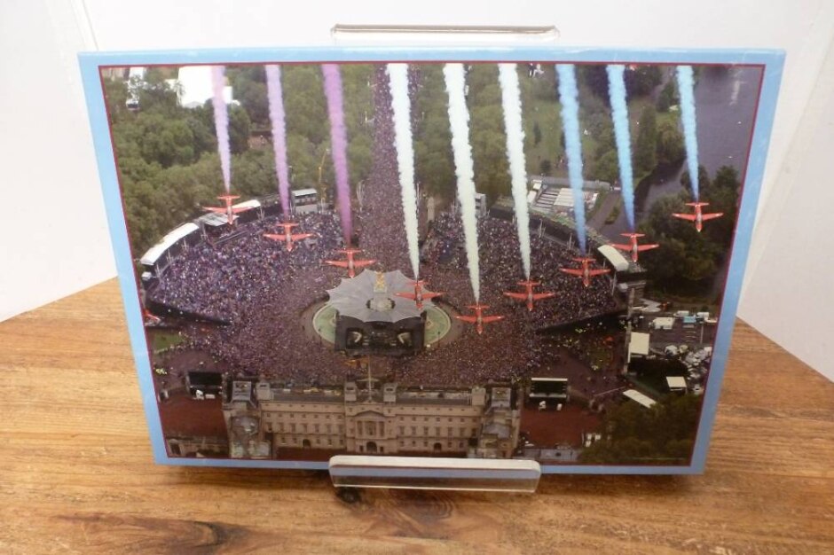 1000 Piece Jigsaw Red Arrows Over Buckingham Palace - Express Gifts Ltd