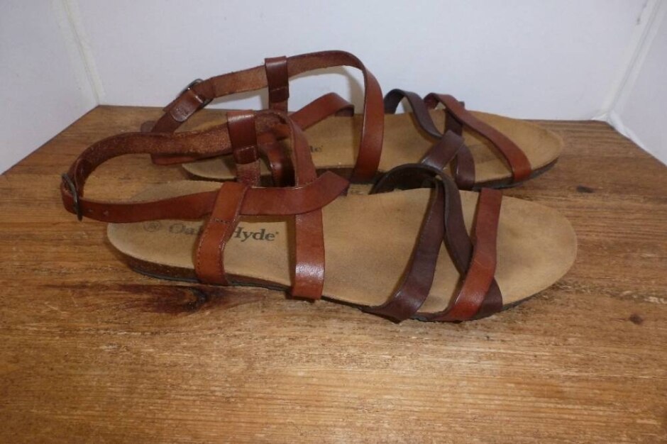 Lovely Oak & Hyde Flat Leather Strappy Sandals Size 5 Eu 38