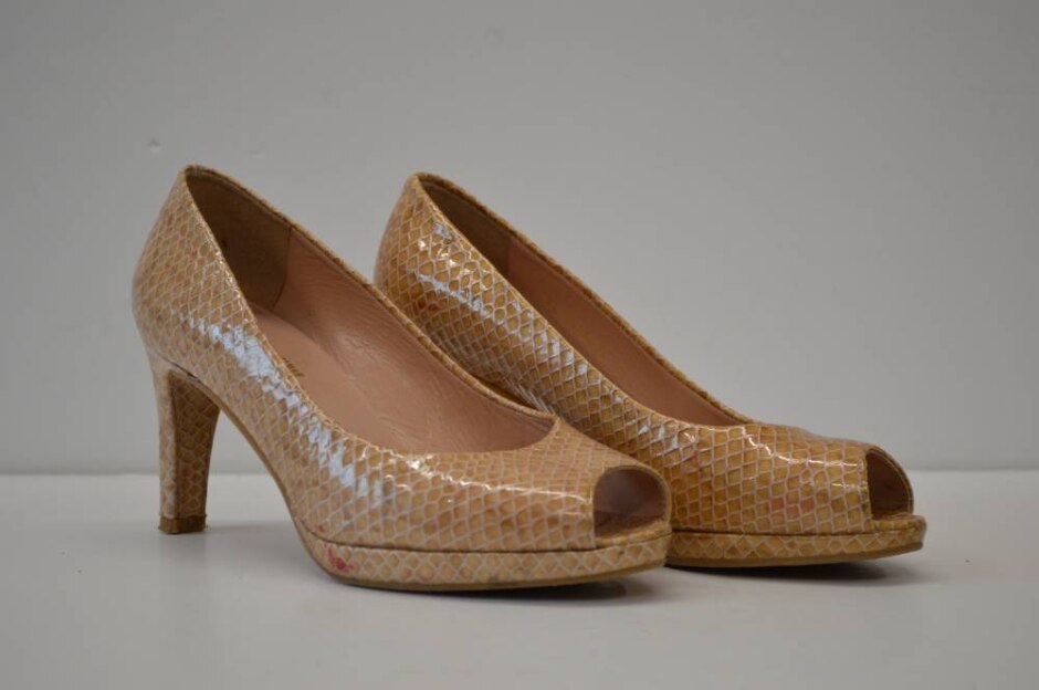 Stuart Weitzman Russell & Bromley Light Brown Snake Print Shoes - 7