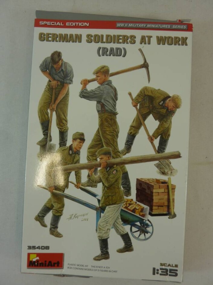 Miniart German Soldiers At Work (rad) Model Number : 35408  Scale: 1:35