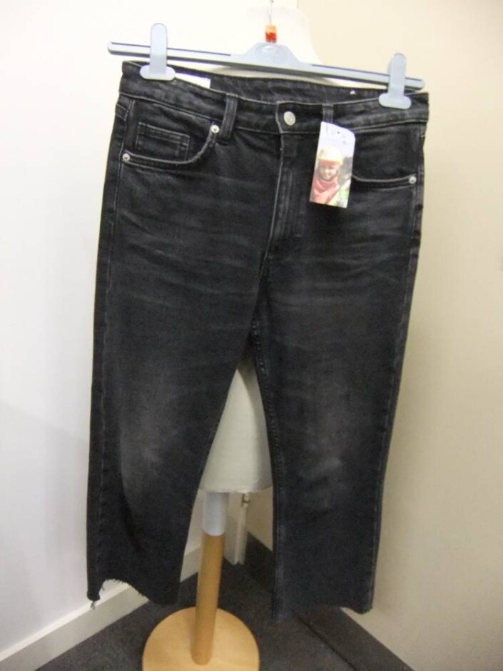 Zara Jeans With Rough Hemline Black Size: 10