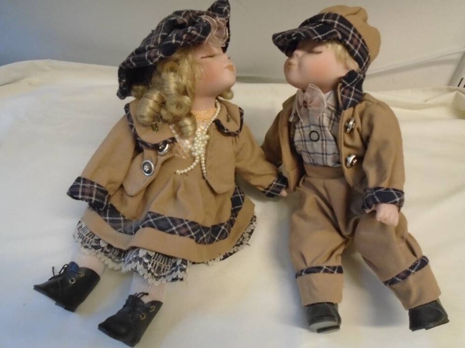 2 Porcelain Dolls, Boy And Girl Kissing Dolls