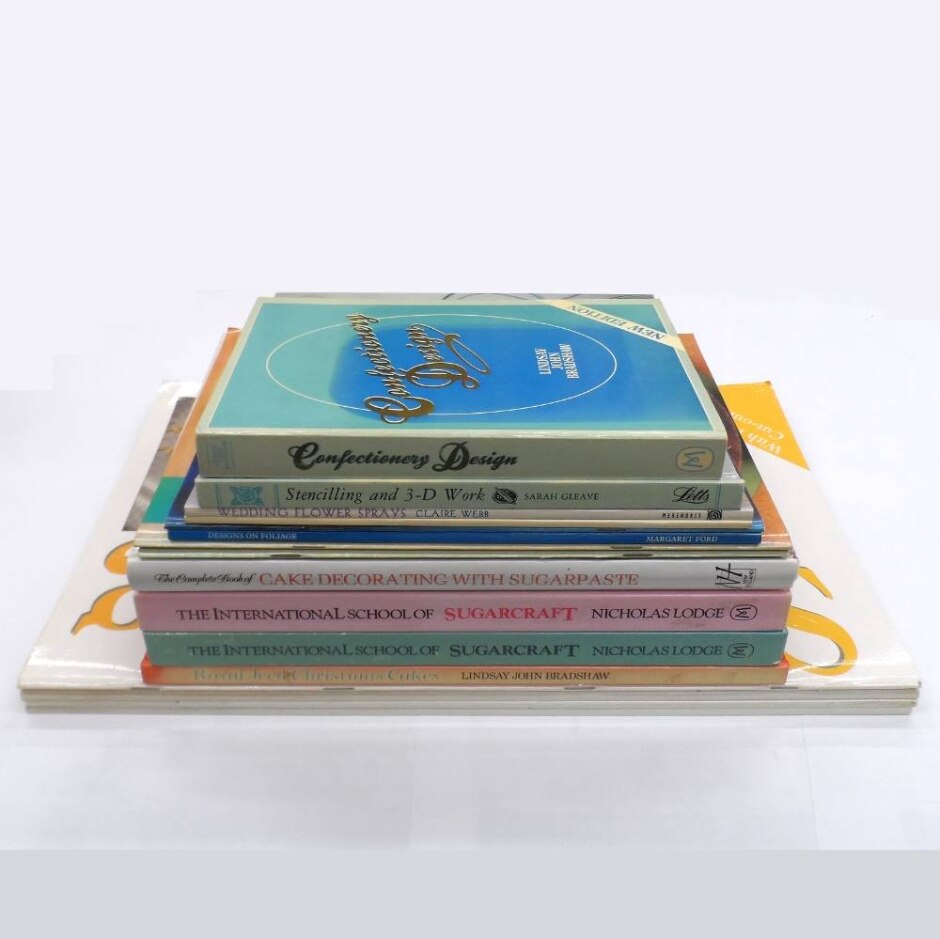 Cake Decorating - Collection Of 16 Guides To Sugarcraft, Lettering, Flower Sprays, And More