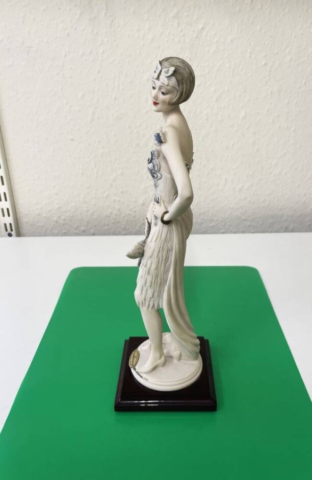 Figurine "nanette" By Giuseppe Armani. 1920s-style "butterfly" Dress And Accessories. Near-fine.
