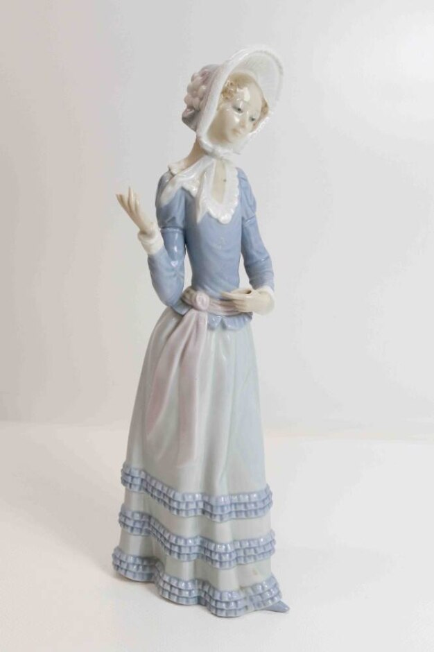 Vintage Lladró Elegant Lady Porcelain Figurine #4879