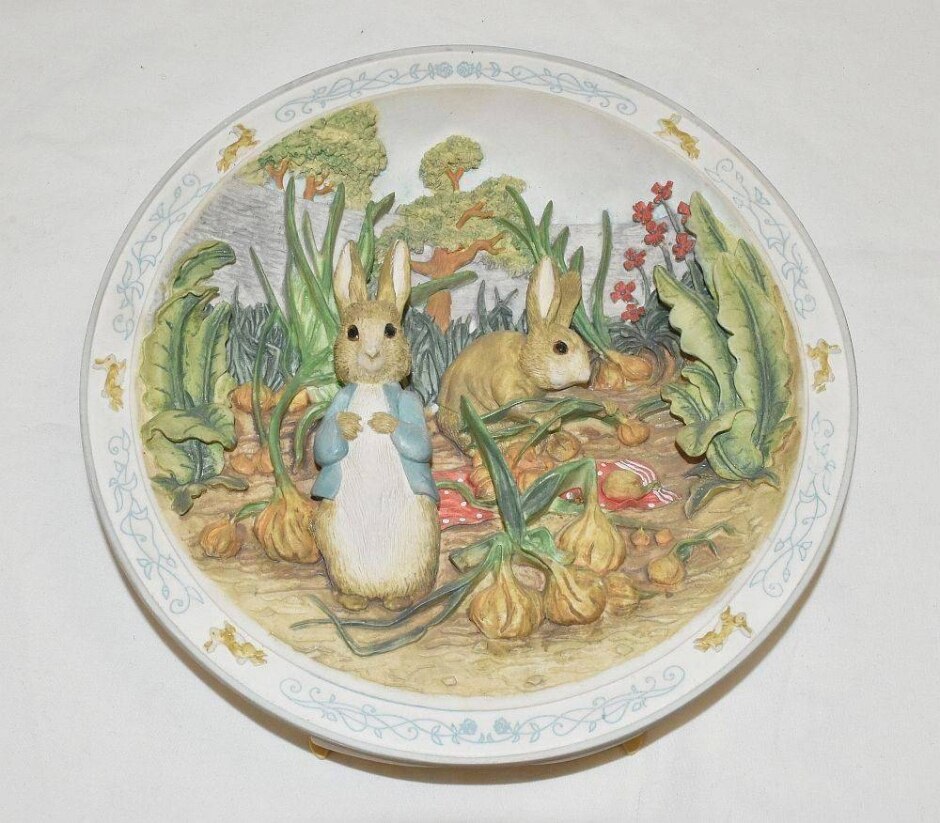 Bradford Exchange "a Pocket Full Of Onions" Peter Rabbit Musical Decorative Plate