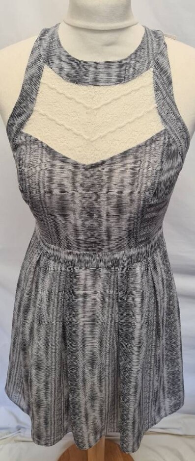 Warehouse Brand New Sleeveless Dress White And Grey Size: 10