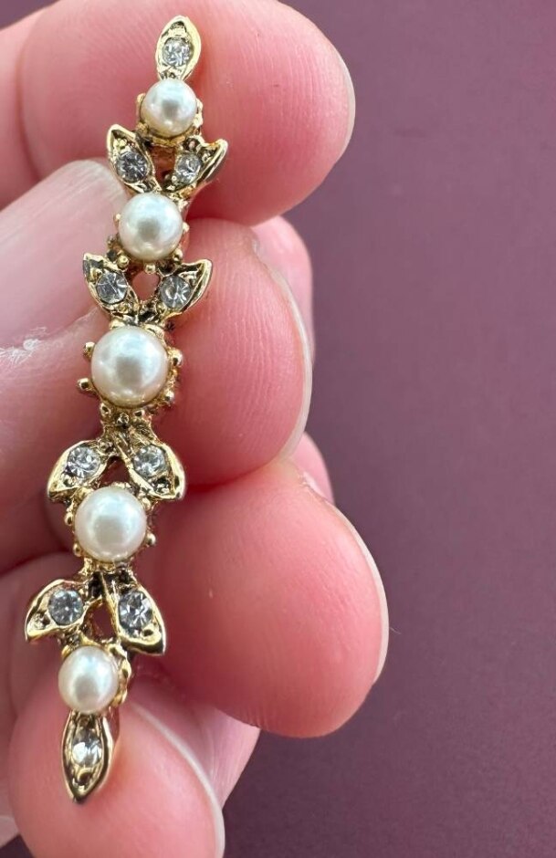 Pretty Gold Plate Decorative Brooch