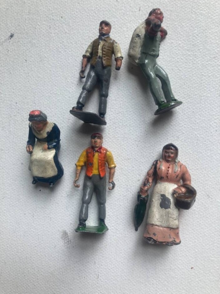 Vintage Hand-painted  Lead Farm Workers - 5 X Workers  : 1:32