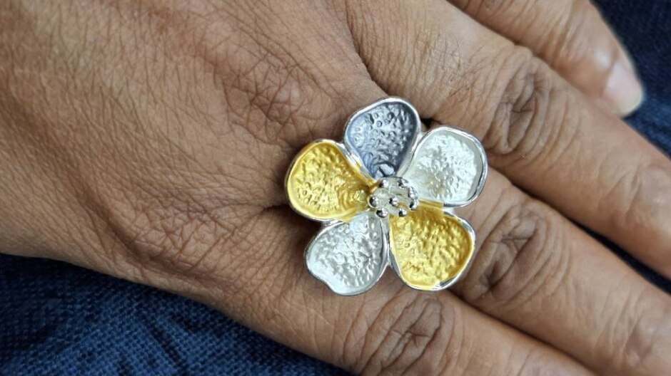 Silver Colour Flower Cocktail Ring Size 19 New No Tag