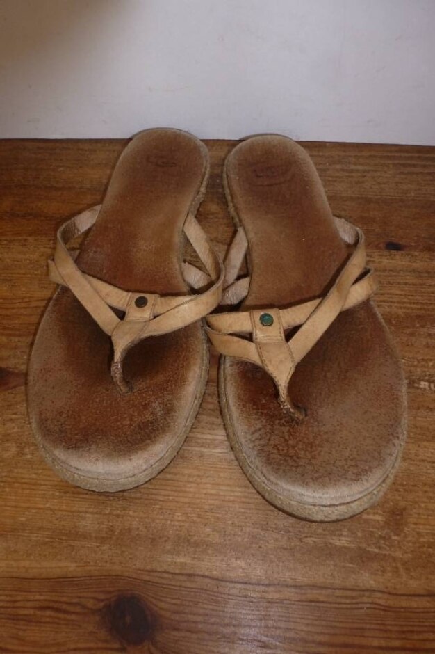 Ugg Light Tan Leather Toe Post Sliders Size 5