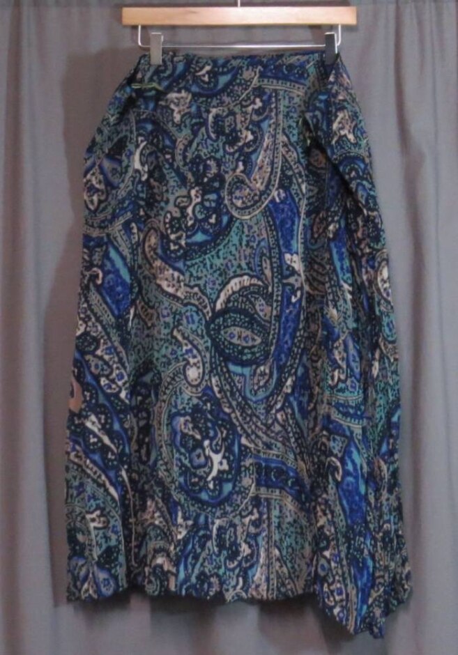 Rowlands Skirt Blue patterned Size: 24 | Oxfam Shop