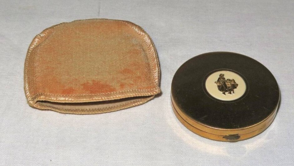 Vintage Yardley Powder Compact In Gold-tone And With Soft Case. 5 Cm Diameter