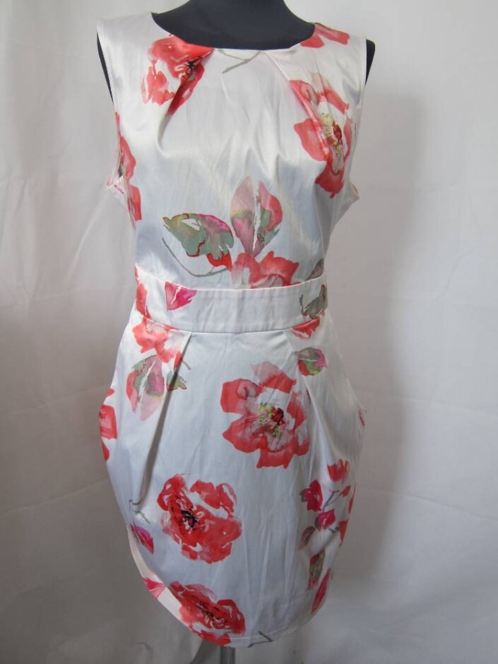 Apricot Dress With Pockets! Cream Floral Size: 16
