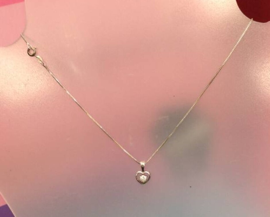 A Silver Pendant Necklace.