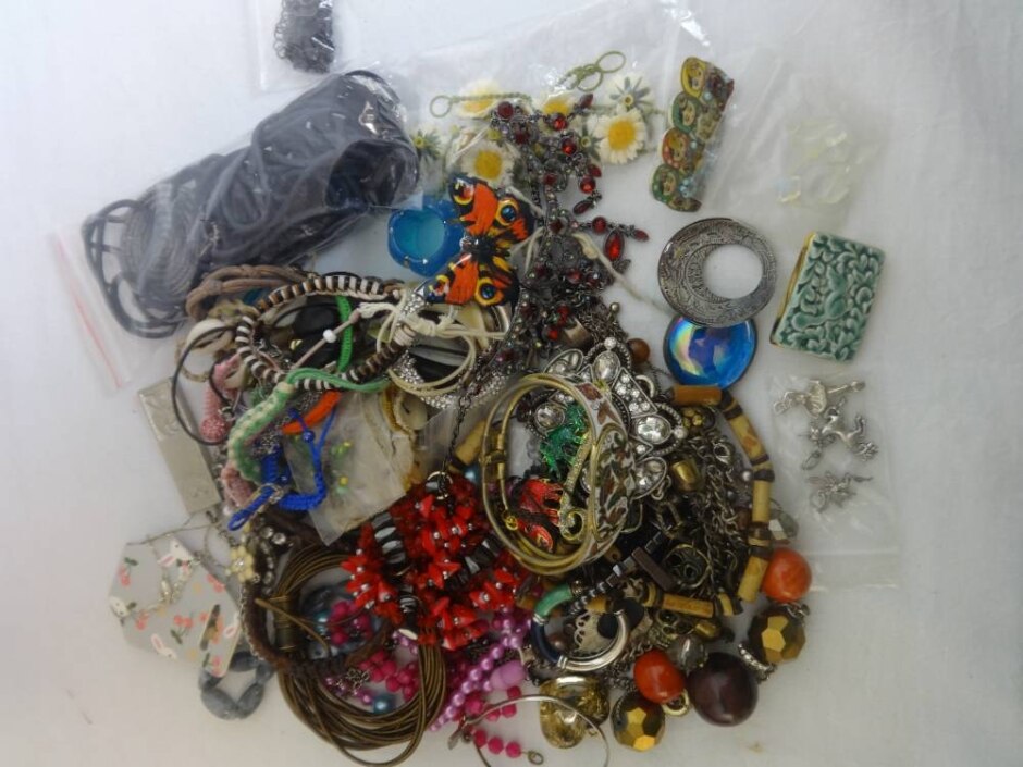 Craft Pack Of Beads And Broken Jewellery