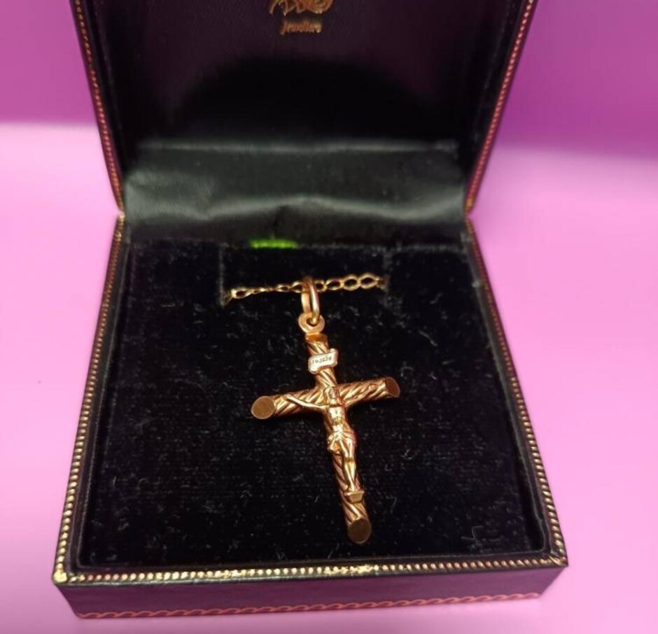 Beautiful 9 Carat Gold Crucifix