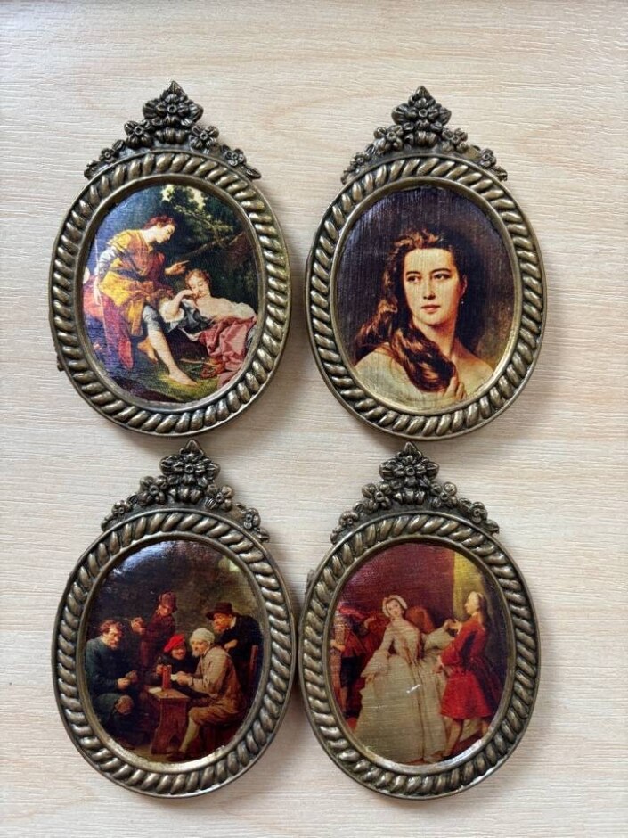Plaques-miniatures. Silkscreen Prints  In Oval Frame