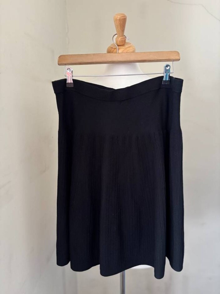 Saks Fifth Avenue Women 77% Rayon Skirt Black Size: L