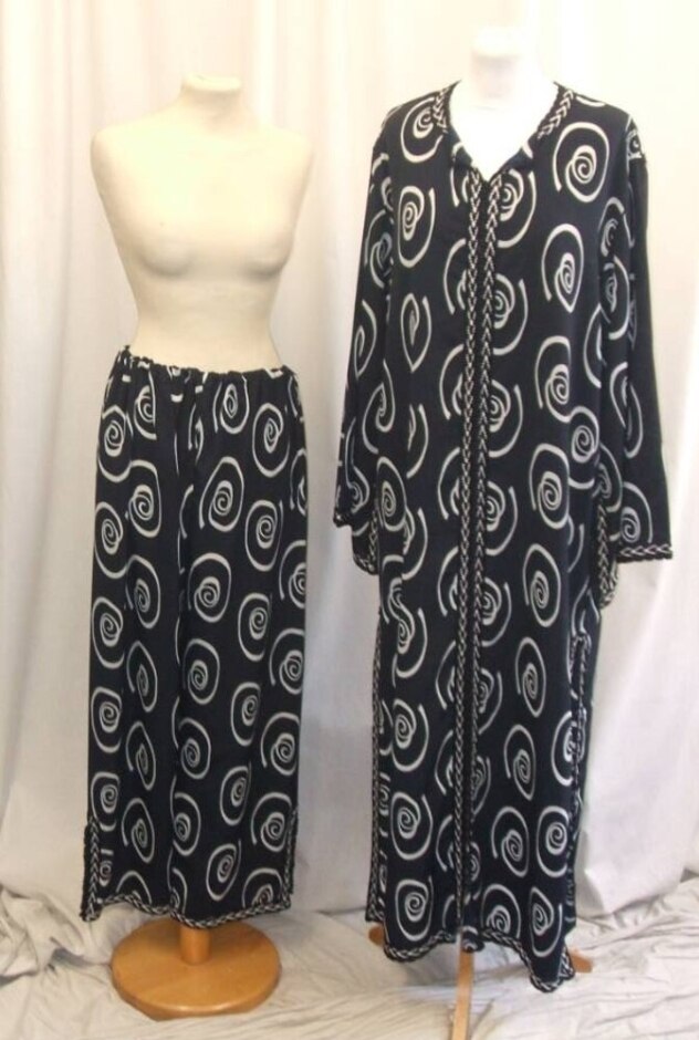 No Brand Abstract Design 2 Piece Suit   Blue & White Size: L