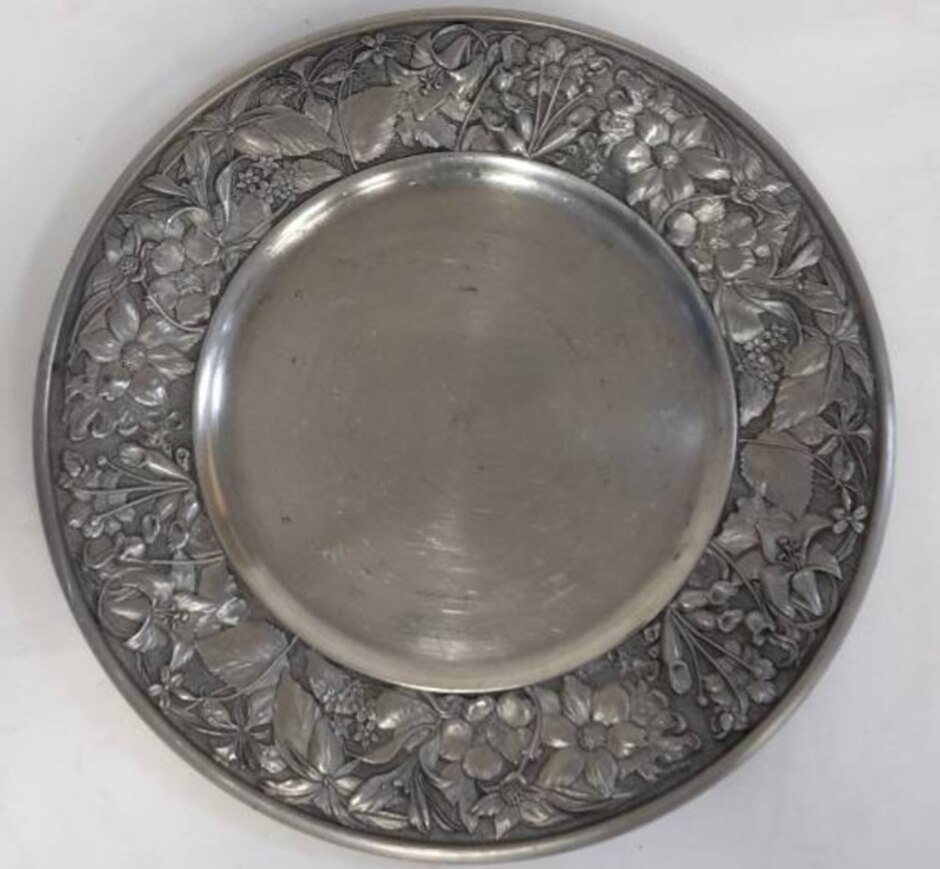 Stainless  Steel   Plate  With Decorated Flower Edge  20 Cms   Diameter