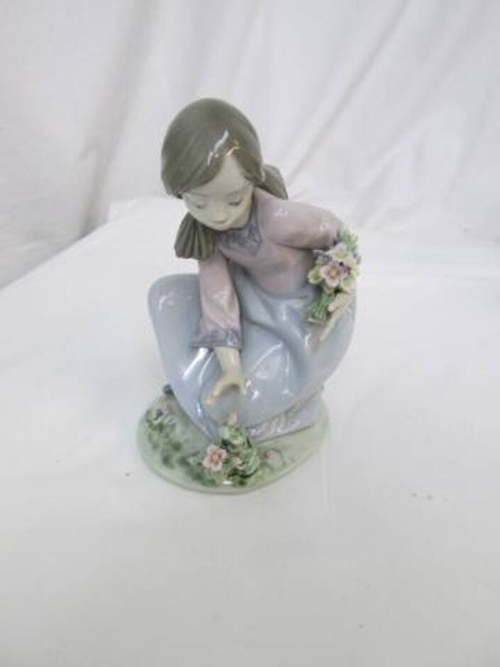 Lladro Figurine Bouquet Of Blossoms