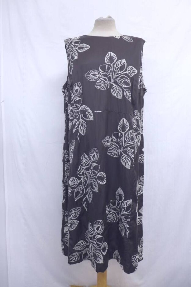 Monsoon Floral Embossed Shift Dress Black & White Size: 20