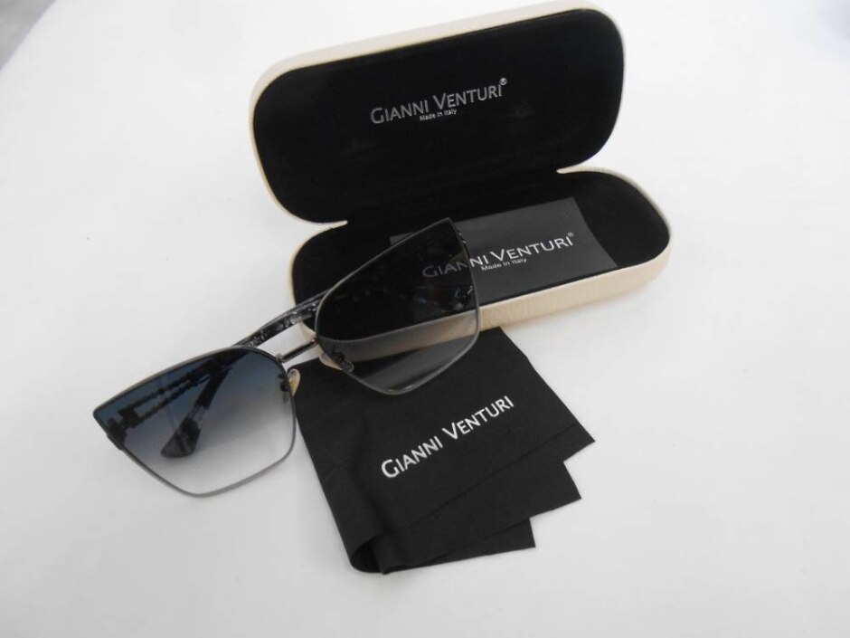 Gianni Venturi Black Rim Sunglasses In Hard Case - Made In Italy