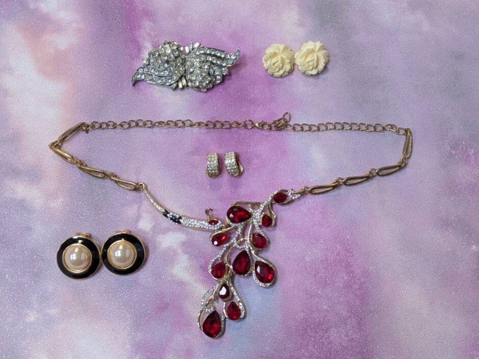 Bundle Of Vintage Jewellery