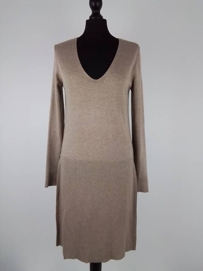 89th & Madison V Neck Split Hem Knitted Dress Beige Size: M