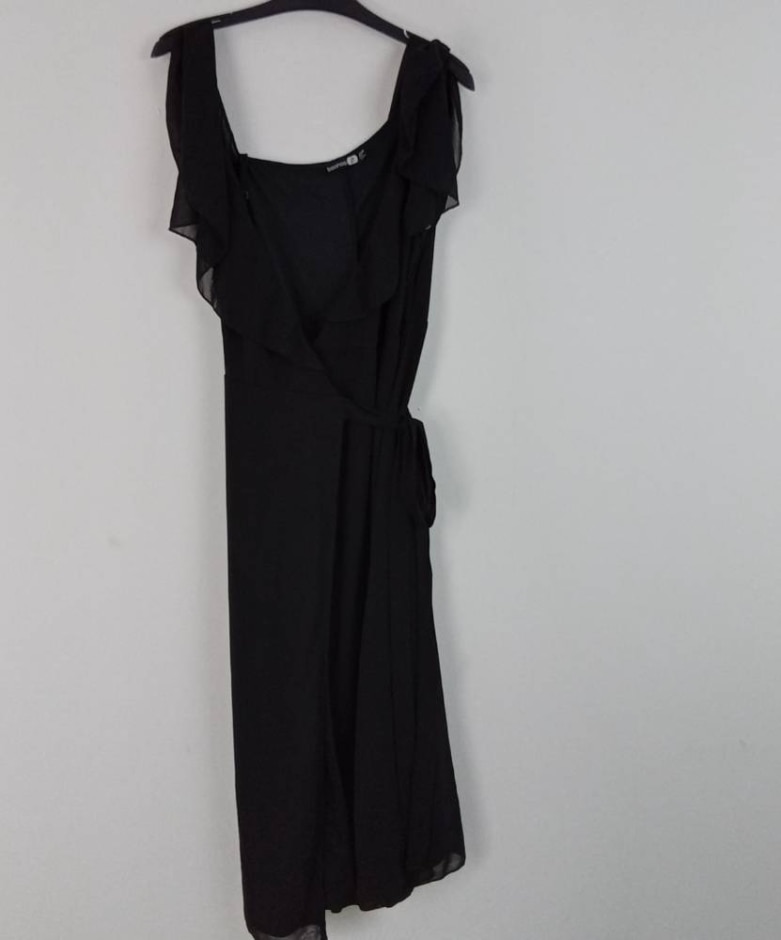 boohoo wrap long dress used black size: 8
