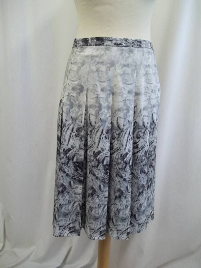 nicole farhi silk knee length skirt grey size: m